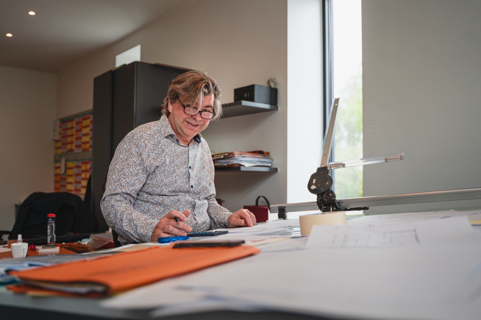 Ontwerper van D&C Interieurs tekent een keukenplan uit aan de tekentafel